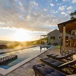 Villa Breathtaking Scenic With Pool