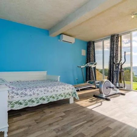 Вилла Breathtaking Scenic With Pool