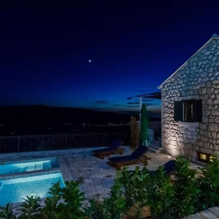 Breathtaking Scenic With Pool Villa