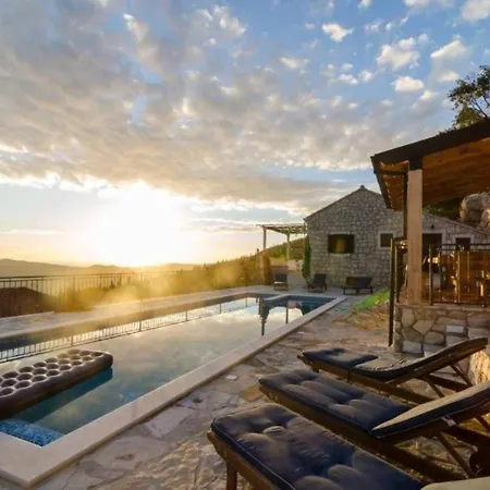 Вилла Breathtaking Scenic With Pool