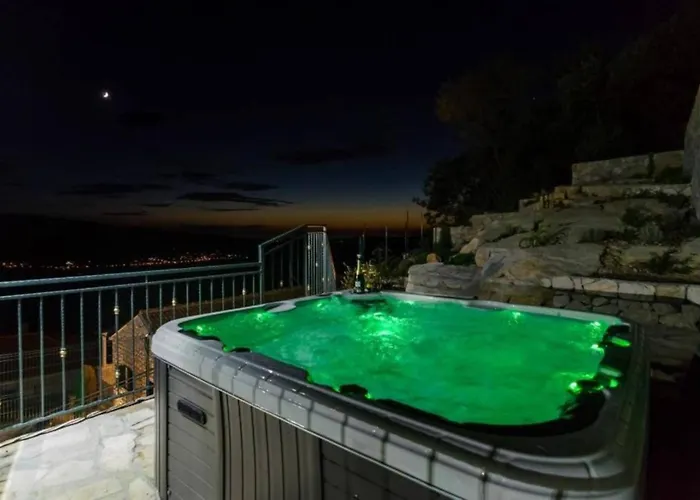 Breathtaking Scenic With Pool فيلة