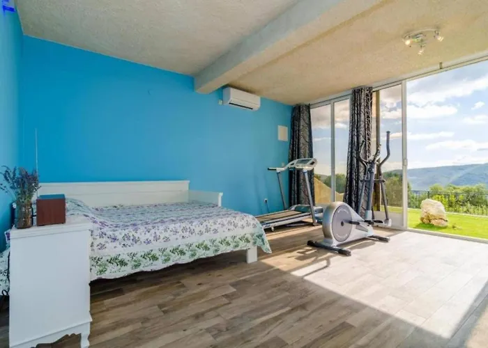 Villa Breathtaking Scenic With Pool