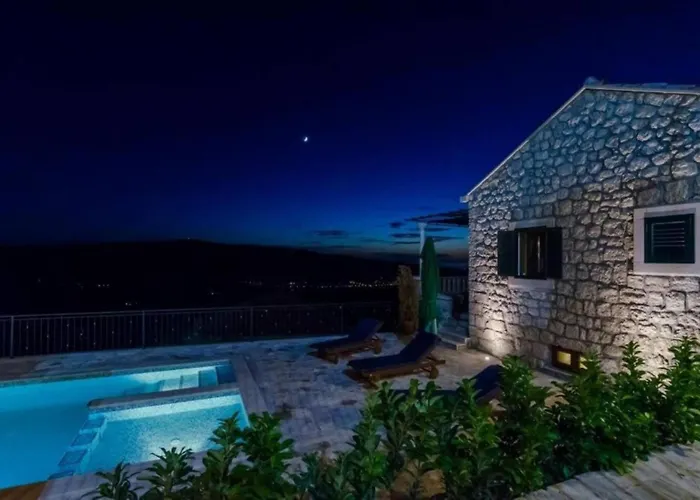 Breathtaking Scenic With Pool Villa