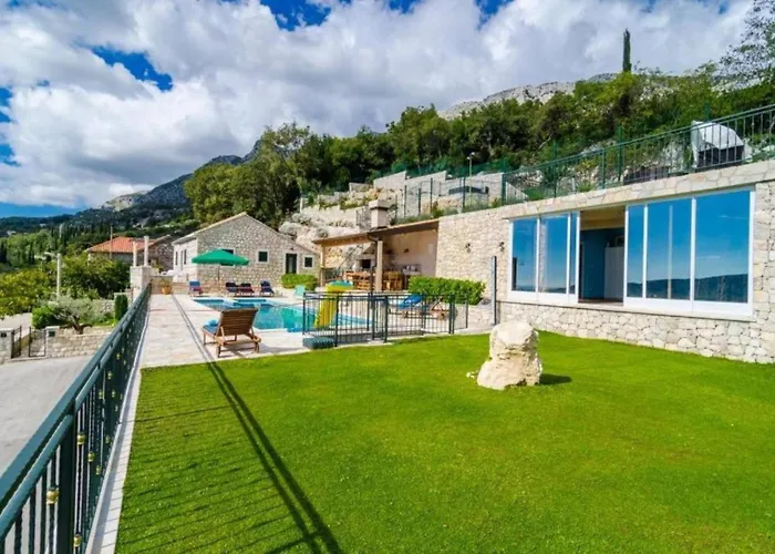 Breathtaking Scenic With Pool فيلة