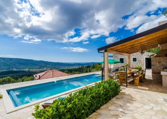 Breathtaking Scenic With Pool فيلة *