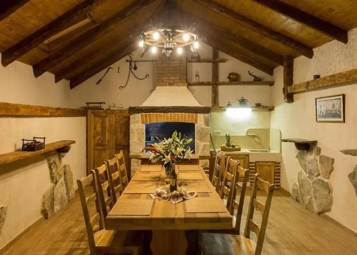 Breathtaking Scenic With Pool فيلة